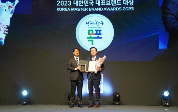 ▲목포시가 2023 대한민국대표 브랜드 대상에서 해양관광도시 부문 최초로 대상에 선정됐다.(사진왼쪽부터 정종태 한경닷컴 대표이사, 박홍률 목포시장. 사진제공=목포시)