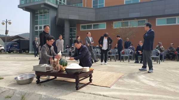 ▲영광천일염생산자협의회는 지난 16일 올 한 해 천일염 풍년 생산과 무사고를 기원하는 고사를 지냈다.(사진제공=영광군)
