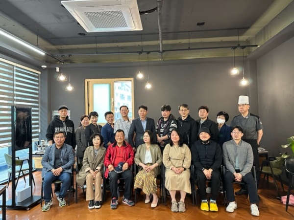 ▲순천시 연향3지구 상가번영회는 18일 오후 연향3지구 정제에서 2023 순천만 국제정원 박람회성공기원을 주제로 월례회의를 개최하고 기념촬영 했다.(사진=이기장 기자)