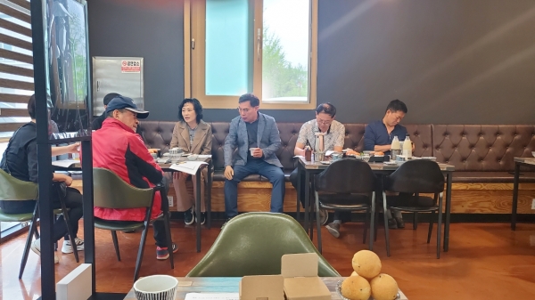 ▲순천시 연향3지구 상가번영회는 18일 오후 연향3지구 정제에서 2023 순천만 국제정원 박람회성공기원을 주제로 월례회의를 개최했다.(사진=이기장 기자)