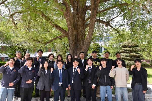 ▲국립순천대학교 제10대 이병운 신임 총장이 17일 취임 첫 행보로 총학생회장단 대표들과 오찬 간담회를 갖고 기념촬영 했다(사진제공=순천대학교)