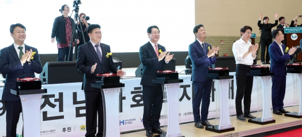 ▲김영록 전라남도지사가 21일 오전 순천만생태문화교육원에서 ‘우리는 국가대표 사회복지사’를 주제로 열린 제9회 전남사회복지사 대회에서 김순정 여수시니어클럽대표로부터 여수시니어클럽에서 생산한 제품에 대해 설명을 듣고 있다.(사진제공=전라남도)