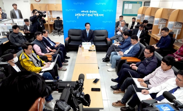 ▲김영록 전라남도지사가 24일 오후 도청 기자실에서 간담회를 열고 광주 군 공항 이전 관련 전남도 추진 경과 입장을 발표하고 있다.(사진제공=전라남도)