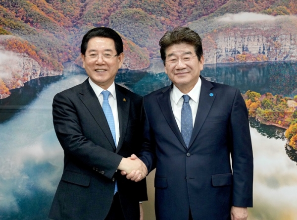 ▲김영록 전라남도지사가 24일 전남도청을 내방한 강석호 한국자유총연맹 총재와 면담 후 기념촬영을 하고 있다.(사진제공=전라남도)