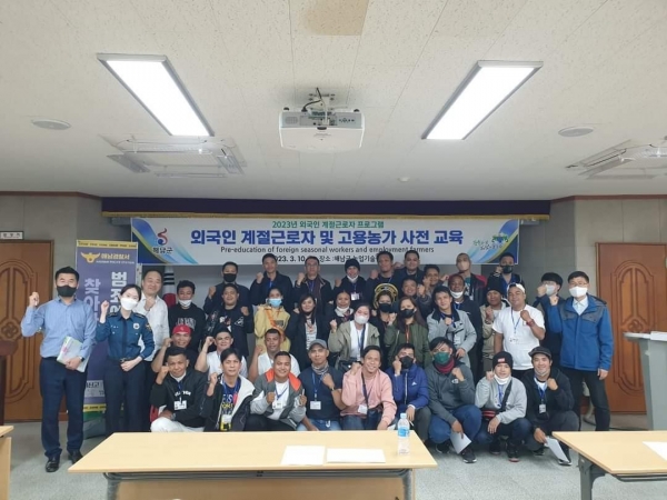 ▲외국인 계절근로자 입국 교육을 갖고 기념촬영을 하고 있다.(사진제공=해남군)