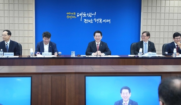 ▲김영록 전라남도지사가 25일 오전 도청 서재필실에서 실국 정책회의를 주재하고 있다.(사진제공=전라남도)