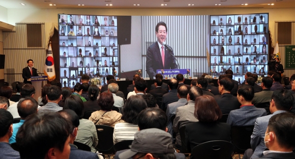 ▲김영록 전라남도지사가 25일 ‘도민과 더 가까이, 행복한 만남’을 위해 담양리조트에서 담양군민과 함께하는 2023 도민과의 대화에서 인사말을 하고 있다.(사진제공=전라남도)