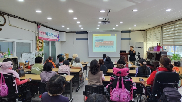 ▲(사)한국여성장애인연합 순천지부 순천여성장애인연대에서는 여성장애인 교육지원사업의 일환인 2023년 여성장애인‘세상 밖으로’교육프로그램을 시작했다.(사진제공=순천여성장애인연대)