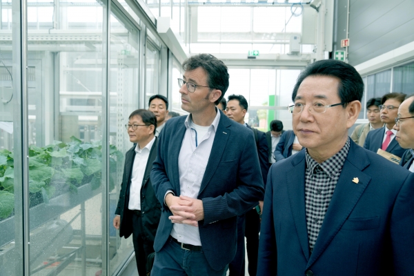 ▲유럽을 방문 중인 김영록 전라남도지사가 2일(현지 시간) 농업 분야 세계 1위인 네덜란드 와게닝겐대학교를 방문, 최첨단 국가연구시설인 시설원예연구소(NPEC)를 둘러보고 있다.(사진제공=전라남도)