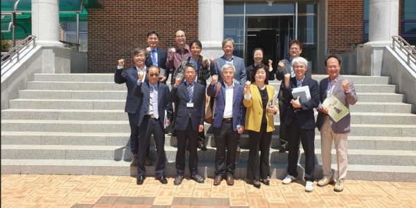 ▲전남도내 대안학교 교장들이 5월 2일 용정중학교에서 협의회를 마친 뒤 기념촬영을 하며 파이팅을 외치고 있다.(사진제공=전라남도교육청)