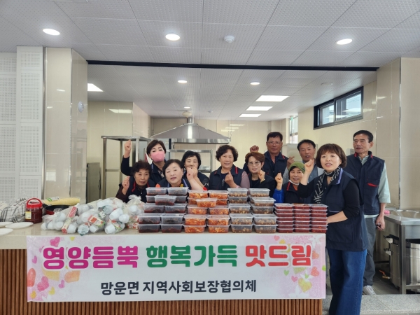 ▲무안군 망운면 지역사회보장협의체는 3일 밑반찬을 만들어 결식 우려 대상자 21가정에 전달했다.(사진제공=무안군)