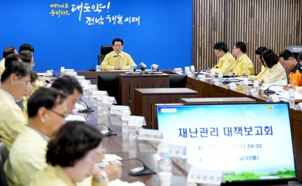 ▲김영록 전남도지사가 지난 4월 5일 재난관리 대책보고회를 주재하고 있는 모습.(사진제공=전라남도)