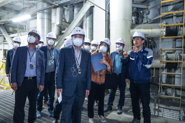 ▲박홍률 목포시장과 간부공무원들이 소각처리시설 내부에서 전체적인 소각 과정 설명을 듣고 있다.(사진제공=목포시)