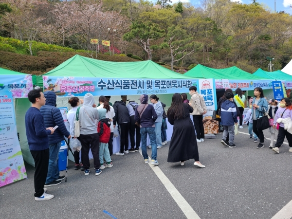 ▲목포어묵 상품성에 대한 가능성 확인을 위해 유달산 봄축제에서 시식회가 진행됐다.(사진제공=목포시)