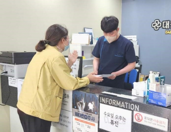 ▲영암군이 법정감염병 신고 의무 기관인 병·의원을 찾아 현장교육을 실시했다.(사진제공=영암군)