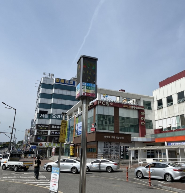 ▲목포시가 미세먼지 상황을 실시간으로 확인할 수 있는 알림신호등을 운영 중이다.(사진제공=목포시)