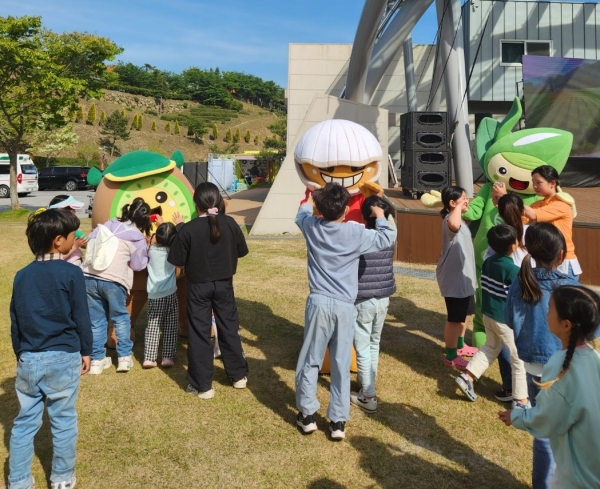 ▲축제장에 참여한 어린이들이 BS삼총사(녹차몬, 꼬막몬, 키위몬)를 보고 즐거워하고 있다.(사진제공=보성군)