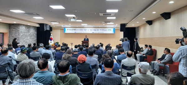 ▲김산 무안군수가 제129주년 동학농민혁명 기념 행사에서 축사를 하고 있다.(사진제공=무안군)