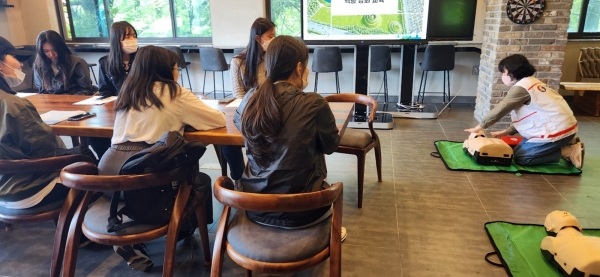 ▲국립순천대학교는 지난 9일 ‘2023년 대학생 어르신지킴이단’ 단원을 대상으로 심폐소생술 등 역량 강화 교육을 진행했다.(사진제공=순천대학교)