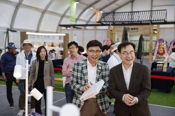 ▲김철우 보성군수(왼쪽), 하승철 하동군수가 보성군 공직자 20여 명과 함께 하동세계차엑스포 행사장 방문 모습(사진제공=보성군)