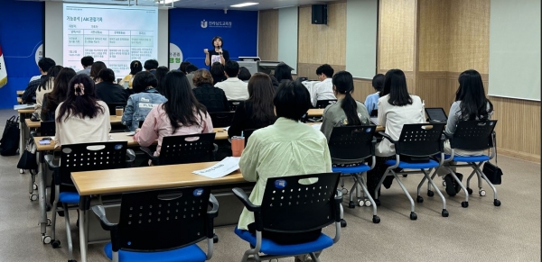 ▲이도영 강사가 응용행동분석에 대한 강의를 하고 있다.(사진제공=전라남도교육청)