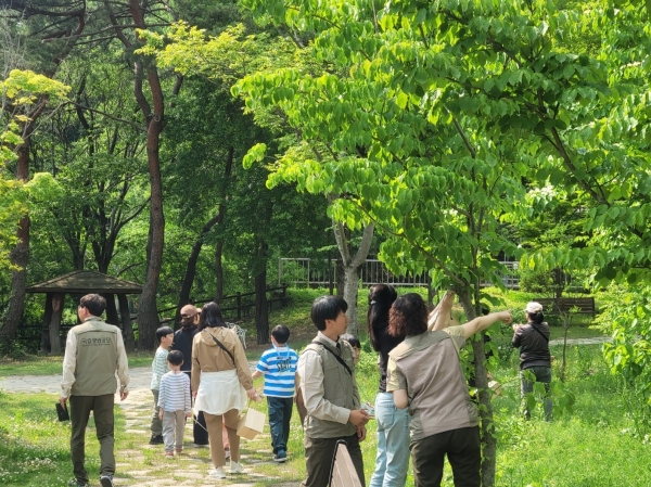 ▲전남교육청 2023 학생보호자 힐링캠프 참가자들이 지리산 생태 탐방원에서 새집만들기 활동을 하고 있다.(사진제공=전라남도교육청)