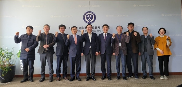 ▲전라남도는 최근 전남바이오산업진흥원이 현장형 국제적 바이오 인재양성을 위해 연세대 바이오공정인력양성센터(K-NIBRT 사업단)와 서면 업무협약을 했다.(사진제공=전라남도)