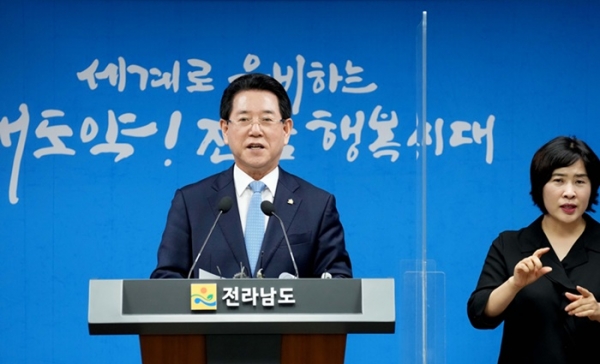 ▲김영록 전라남도지사가 15일 오후 도청 브리핑룸에서 ‘무안국제공항 활성화와 서남권 발전’을 위한 도민께 드리는 담화문을 발표하고 있다.(사진제공=전라남도)