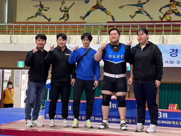 ▲제62회 전라남도 체육대회 역도 경기에서 종합 1위를 달성한 완도군청 역도실업팀(사진제공=완도군)