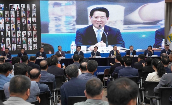 ▲김영록 전라남도지사가 16일 여수시청 회의실에서 열린 ‘2023 여수시 도민과의 대화’에서 군민들과 즉문즉답을 하고 있다.(사진제공=전라남도)
