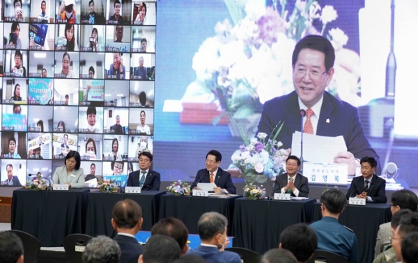 ▲김영록 전라남도지사가 22일 광양시청 회의실에서 열린 ‘2023 광양시 도민과의 대화’에서 군민들과 즉문즉답을 하고 있다.(사진제공=전라남도)