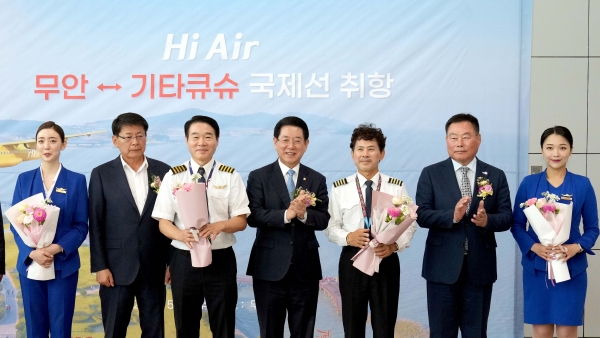 ▲김영록 전라남도지사가 24일 오전 무안국제공항 여객청사에서 열린 하이에어 국제선(무안~키타큐슈) 취항식 행사에서 기장에게 꽃다발을 증정하고 기념촬영을 하고 있다.(사진제공=전라남도)