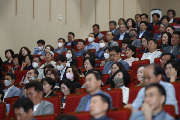 ▲30일 순천만생태문화교육원에서 열린 전남중등교장협의회 연찬회에 참석한 교장들이 강의를 듣고 있다.(사진제공=전라남도교육청)