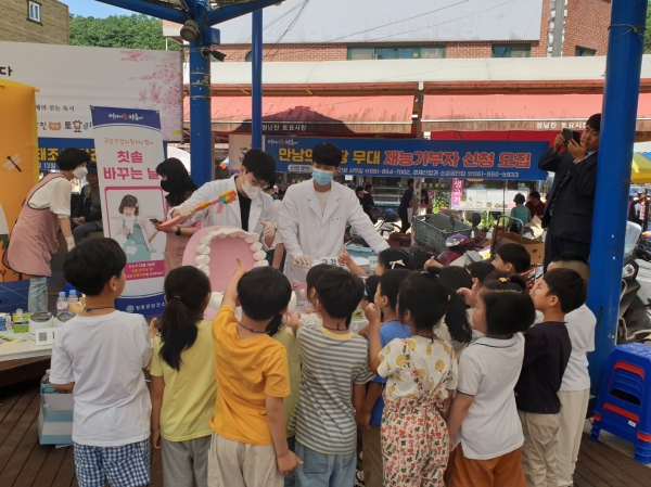 ▲장흥군은 2일 정남진 장흥 토요시장에서 구강보건의 날 행사와 캠페인을 진행했다.(사진제공=장흥군)