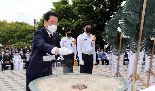 ▲김영록 전라남도지사가 2022년 6월 6일 여수시 종화동 자산공원 현충탑에서 열린 제67회 현충일 추념식에서 분향하는 모습.(사진제공=전라남도)