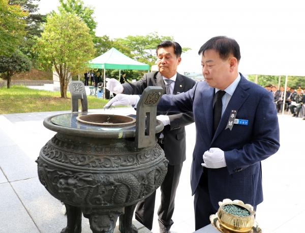 ▲영광군은 지난 6일 영광읍 현충탑에서 순국선열과 호국영령의 숭고한 희생정신을 기리기 위한 현충일 추념행사를 거행했다.(사진제공=영광군)