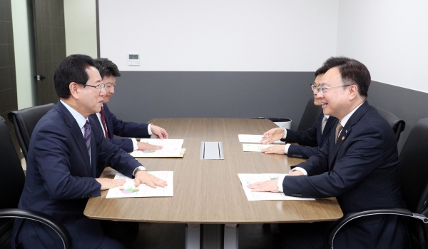 ▲김영록 전라남도지사가 8일 오후 서울시 종로구 세종로 정부서울청사에서 조규홍 보건복지부 장관을 만나 전남도내 국립의과대학 설립을 건의하고 있다.(사진제공=전라남도)
