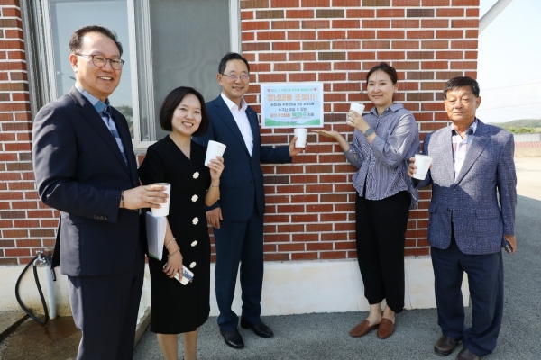 ▲명현관 해남군수는 지난 8일 황산면 옥동마을을 방문해 청년마을‘눙눙길’을 만들어나가는 청년들과 직접 소통하는 시간을 가졌다.(사진제공=해남군)