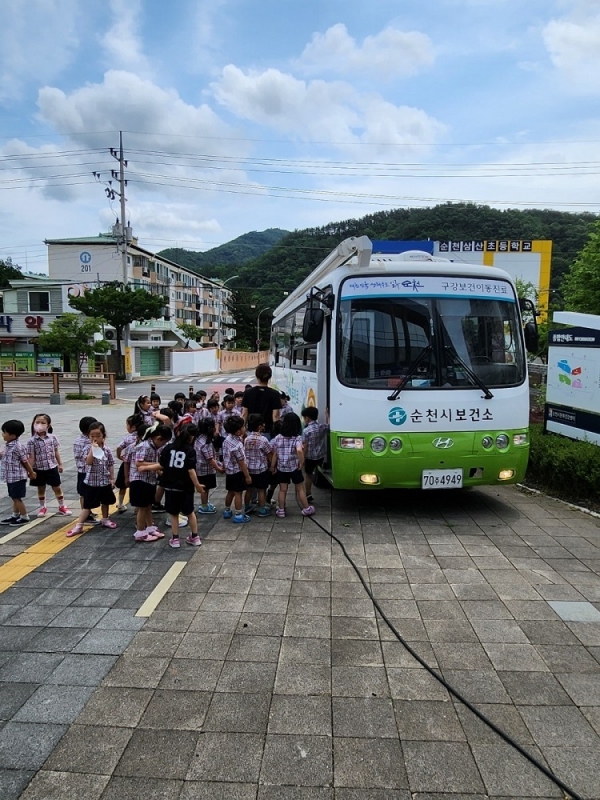 ▲지난 8일 구강보건의 날 행사에서 구강이동차량을 이용해 무료 구강검진을 실시했다.(사진제공=순천시)