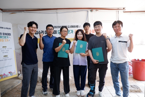 ▲담양군은 ‘도배전문가 과정 3기’를 완료했다.(사진제공=담양군)