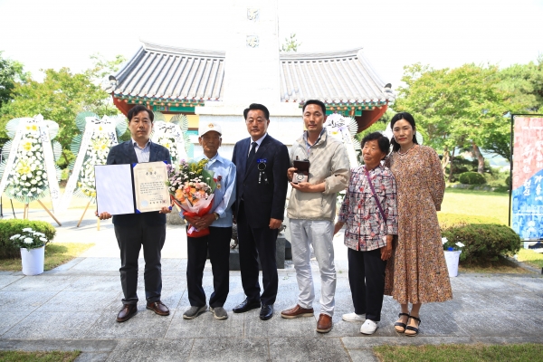 ▲곡성군이 제68회 현충일 추념식에서 6․25참전용사였던 장세규님(만91세)에게 국방부장관 훈장증 및 훈장을 전수했다.(사진제공=곡성군)