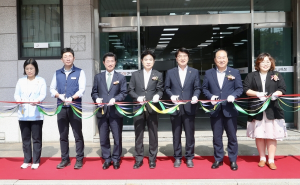 ▲광양진로진학상담센터 개소식 테이프 커팅식 모습(사진제공=전라남도교육청)
