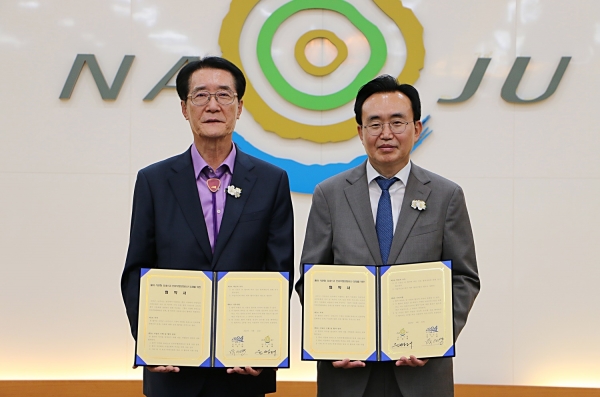 ▲나주시는 12일 신안군과 홍어 식문화 유네스코 인류무형문화유산 등재를 위한 업무협약을 체결했다.(사진제공=나주시)