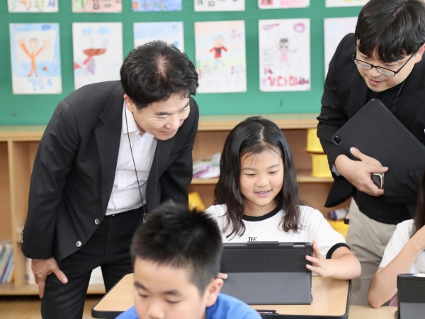 ▲김대중 전남교육감이 영광중앙초등학교에서 SW수업에 열중인 학생을 지켜보고 있다.(사진제공=전라남도교육청)