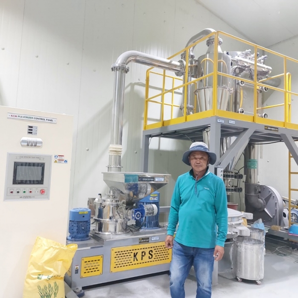 ▲가루쌀 생산단지 신동춘 대표 가루쌀 제분(사진제공=전라남도)