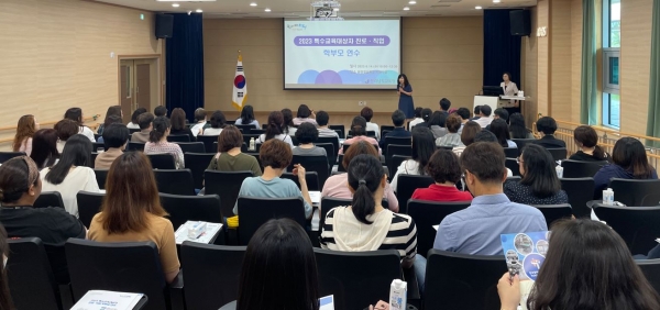 ▲전라남도교육청 최양미 장학관이 학부모들에게 연수 안내를 하고 있다.(사진제공=전라남도교육청)