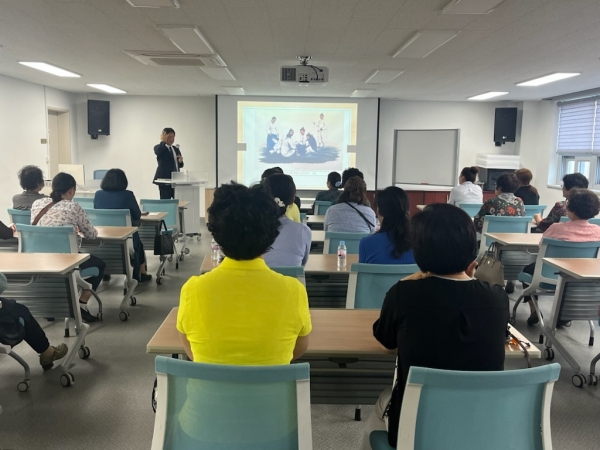 △강진군은 지난 13일 ‘여성친화도시 조성을 위한 강진여성인물사 강의’를 개최했다.(사진제공=강진군)