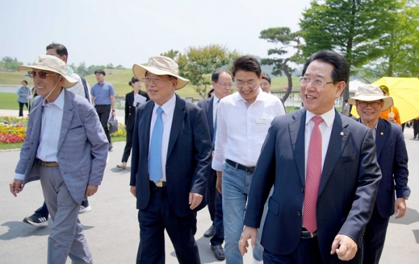 ▲김영록 전라남도지사가 15일 순천 일원에서 열린 2023 전남도 역대 도지사초청 글로벌 도정 보고회에 참석한 조규하, 허경만 전 도지사 등 도간부 공무원들과 2023순천만국제정원박람회을 관람하고 있다.(왼쪽부터 조규하, 허경만 전 도지사, 노관규 순천시장, 김영록 전남도지사.사진제공=전라남도)