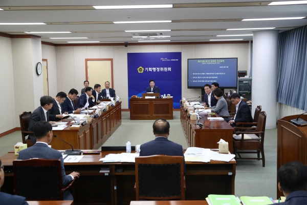 ▲전라남도의회 기획행정위원회는 15일 ‘전라남도 행정기구 설치 조례 일부개정안’과 ‘전라남도 공무원 정원 조례 일부개정안’을 원안 가결했다.(사진제공=전라남도의회)