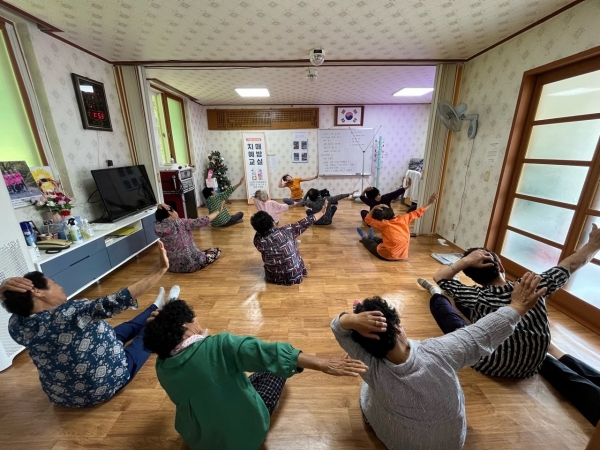 ▲치매안심마을 주민들이 치매예방교실에 참여하고 있다.(사진제공=강진군)